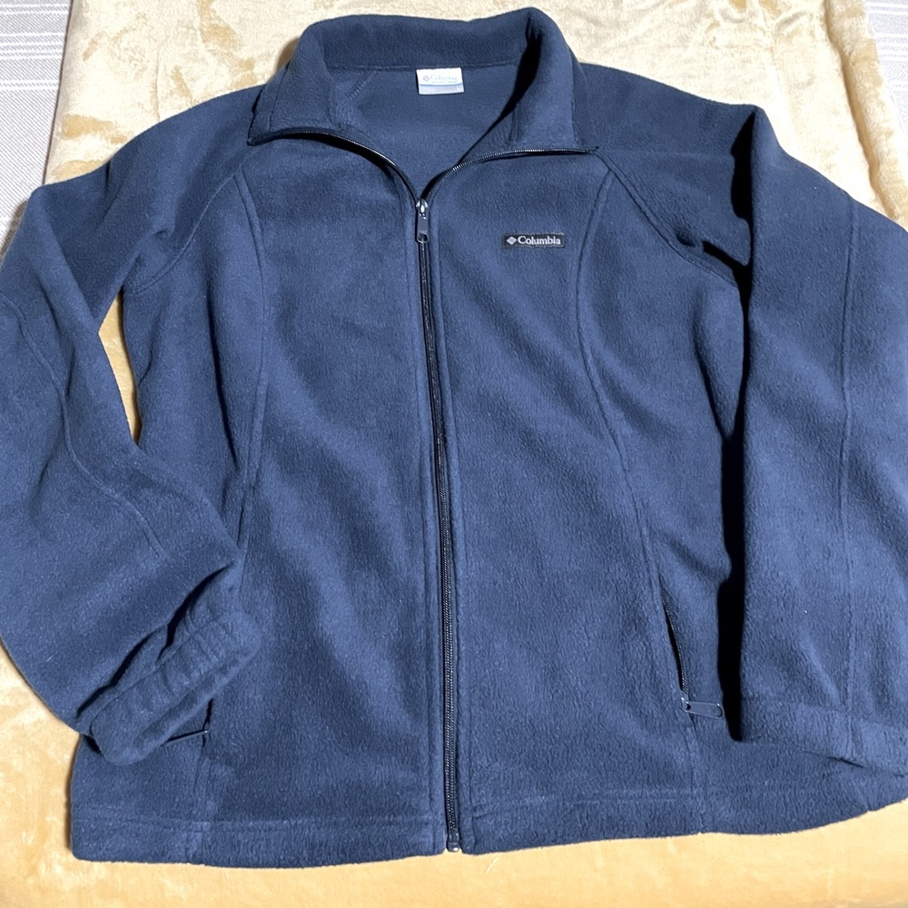 This is a women's midnight teal (caribbean blue) Columbia jacket.